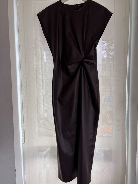 Zara brúnn pleðurkjóll