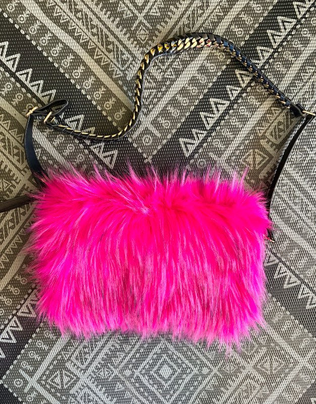 Pink furry veski gullól
