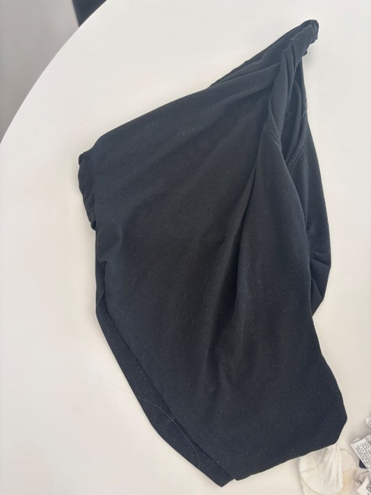 Svartur one shoulder