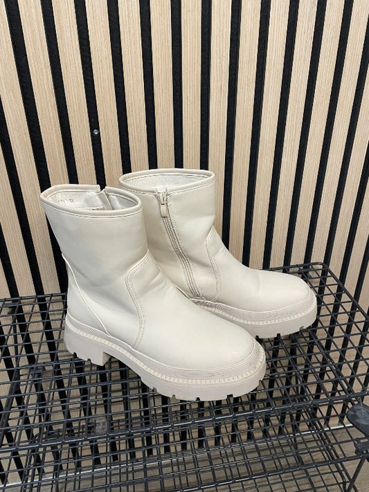 Boots White