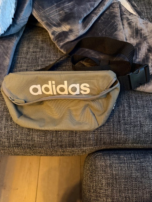 Adidas taska