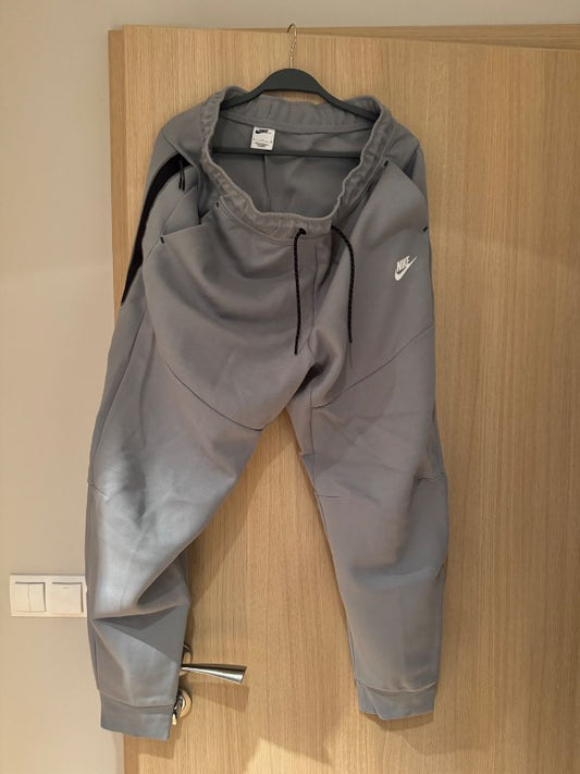 dökk gráar nike tech fleece buxur