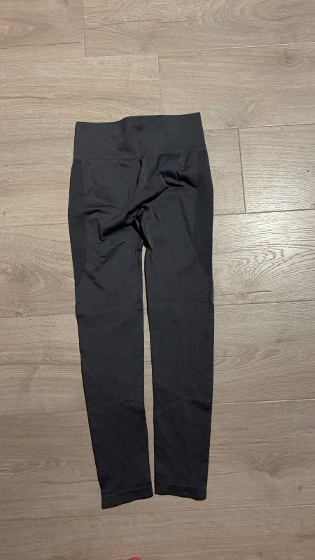 Dökk gráar buxur