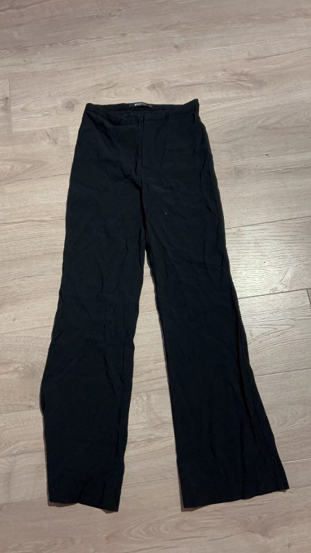 Svartar útvíðar buxur