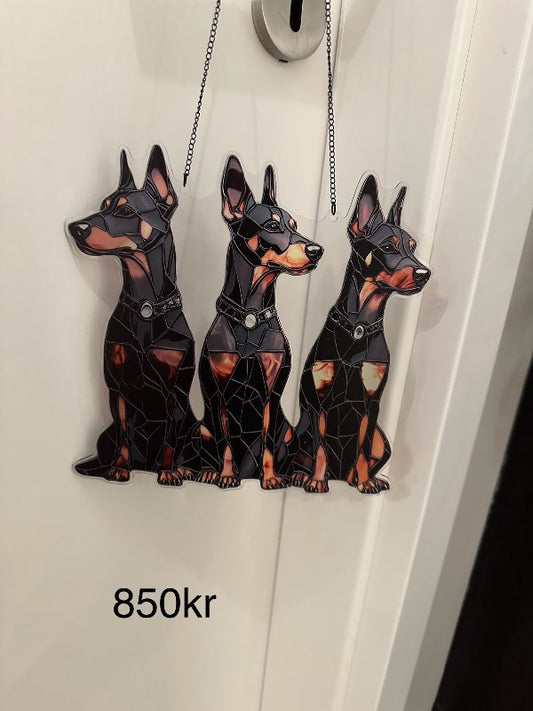3 hundar svartir skilti með keðju