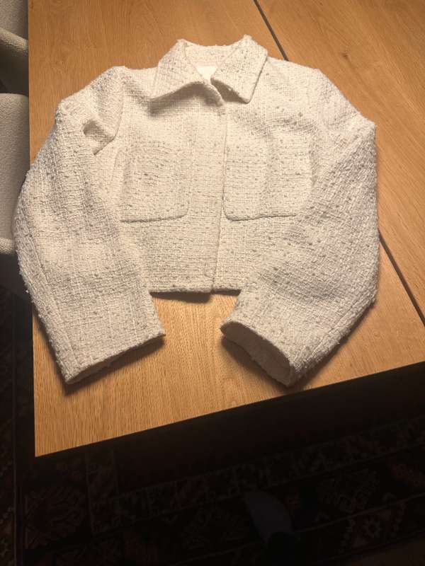 Hvítur stuttur jakki (Chanel look)