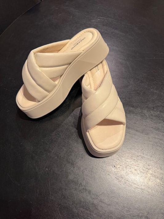 Beige sandalar / vagabond