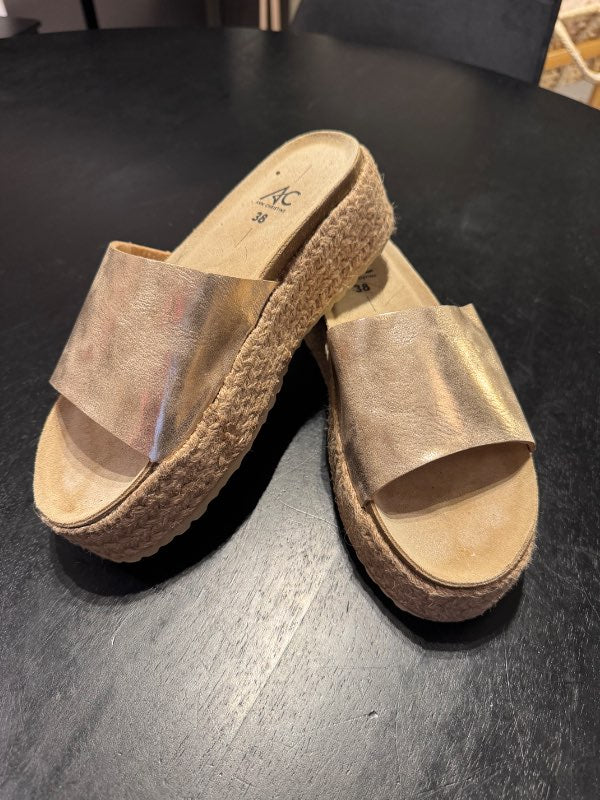 Gylltir sandalar