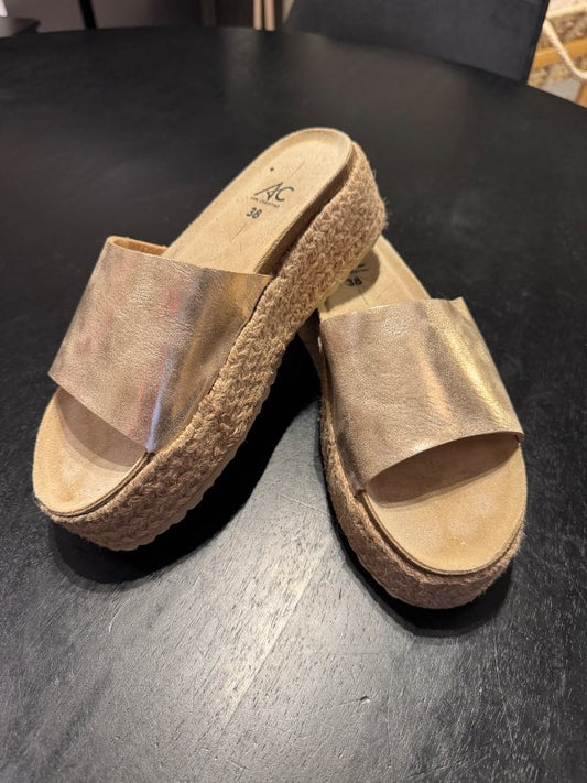 Gylltir sandalar
