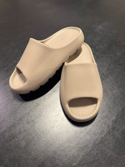 Leirbrúnir sandalar
