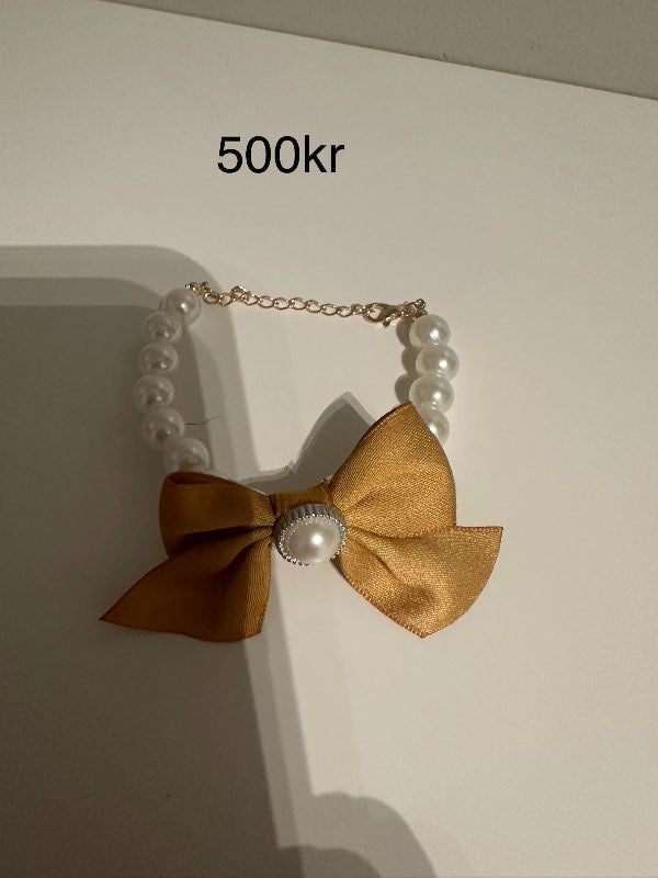 Perlufesti með gul slaufu