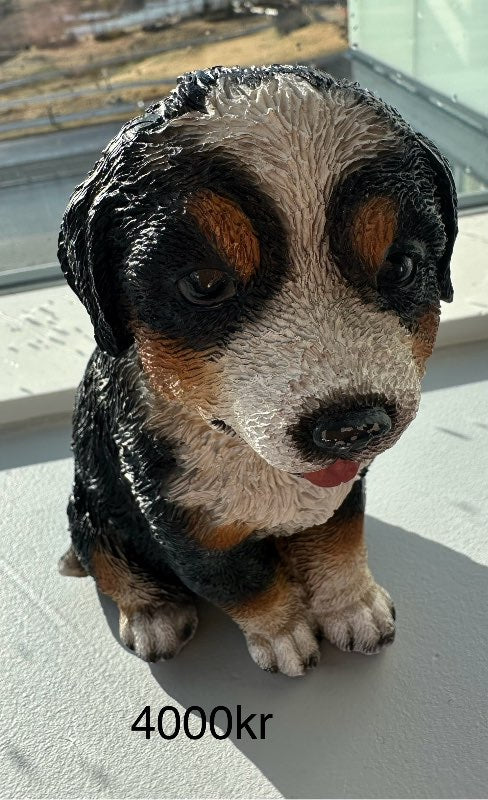 Brúnn+svartur hundur stytta