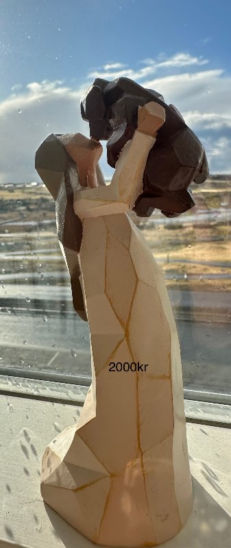 Kona að kyssa hund stytta