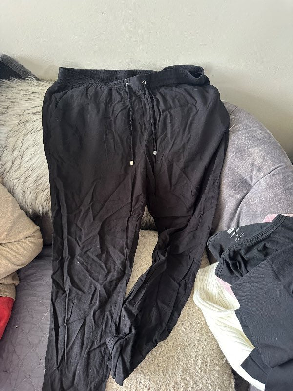 Svartar þunnar buxur M Lindex