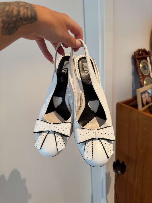 Hvítir kitten heels