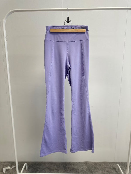 Fjólubláar flare-buxur