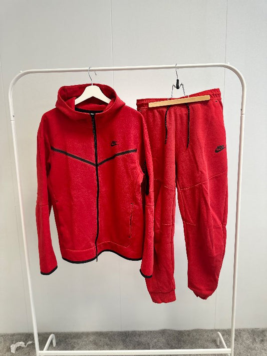 NIKE TECH sett (rautt)