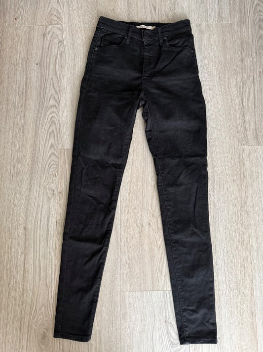 Levis skinny jeans svartar