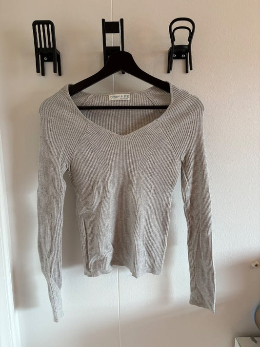 Grá primark peysa