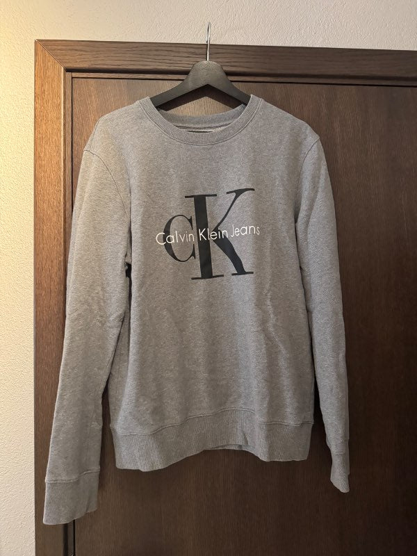 Calvin Klein grá peysa