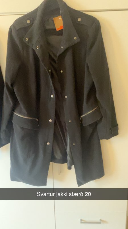 Svartur síður jakki