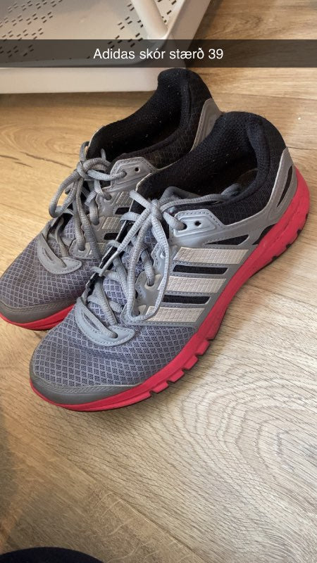 Adidas skór