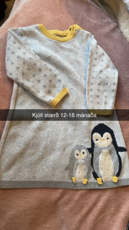 Uglu kjóll