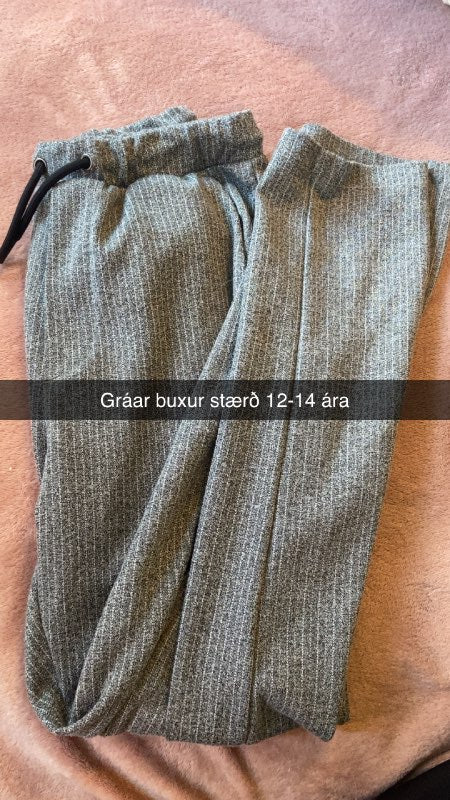 Gráar strákabuxur