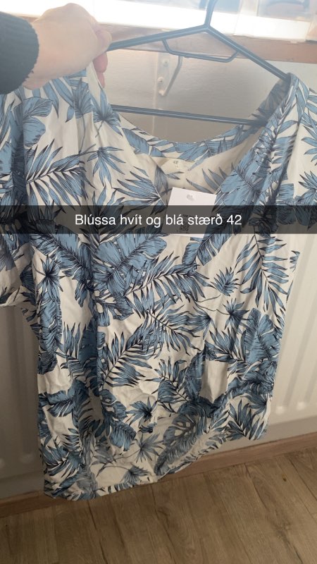 Blá og hvít blússa