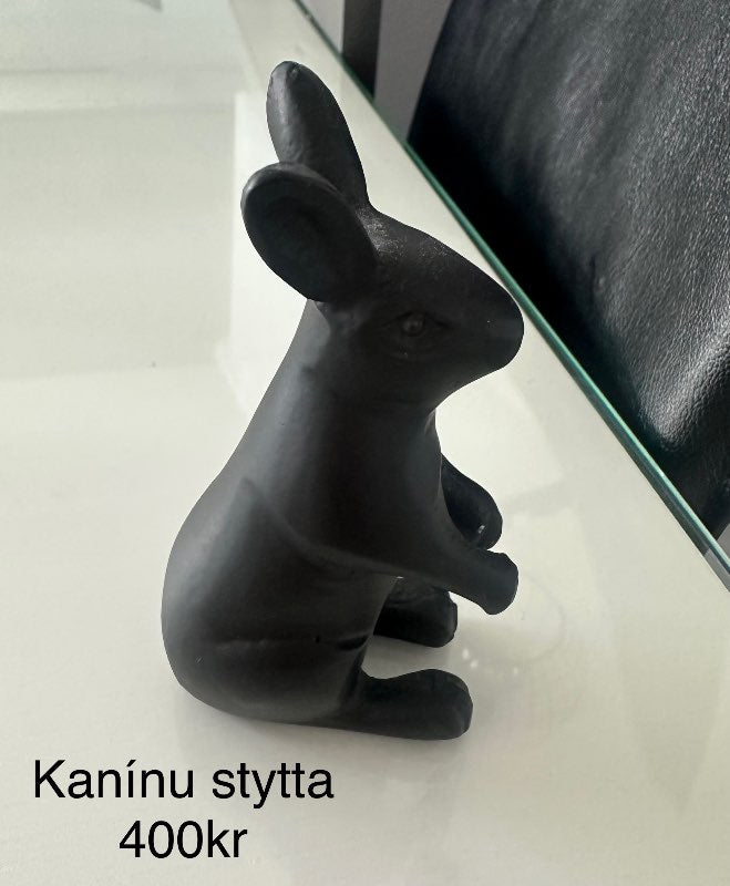 Svört kanínu stytta
