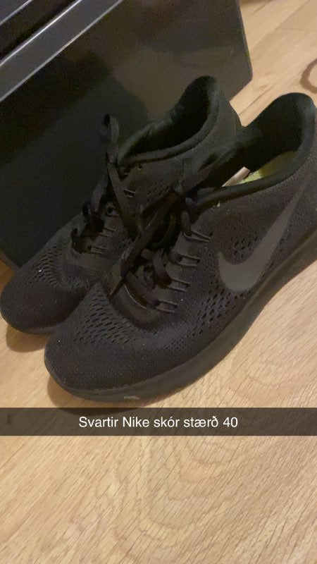 Svartir Nike skór