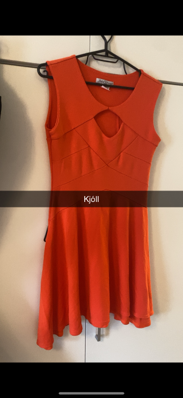 Rósrauður kjóll