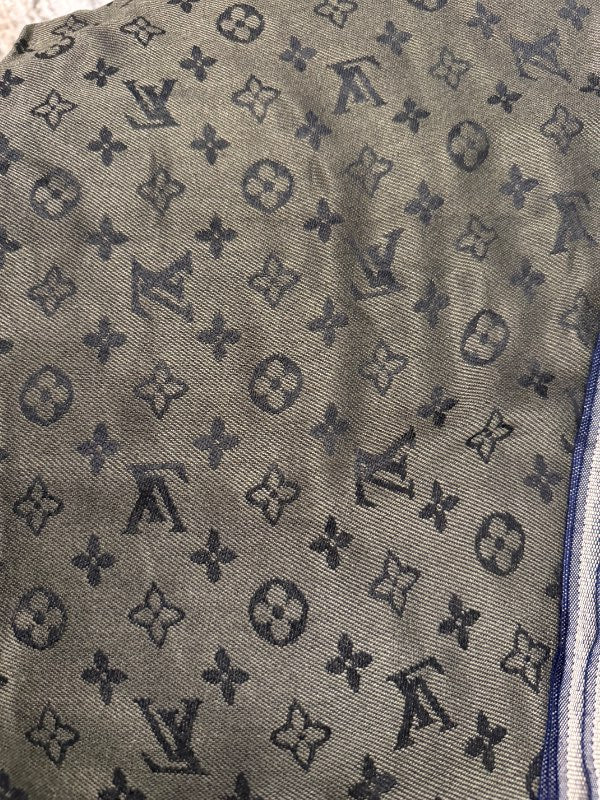 LV scarf