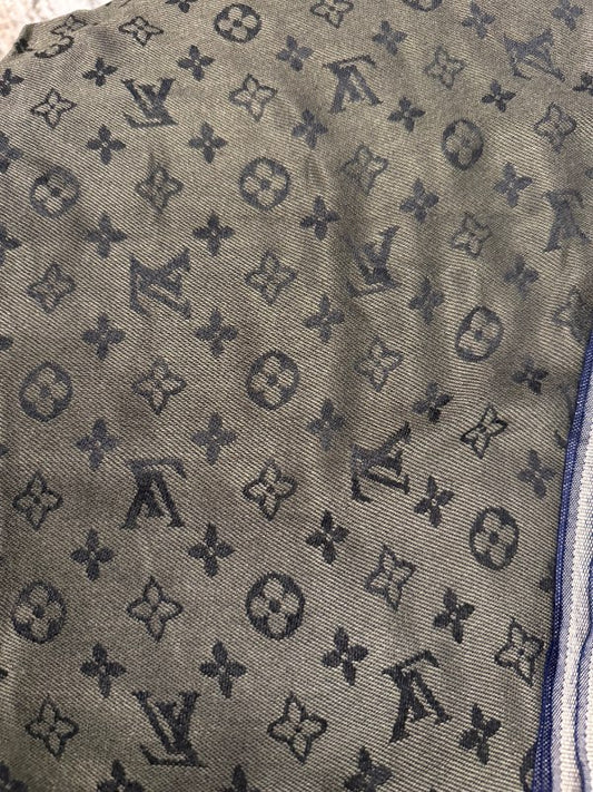 LV scarf