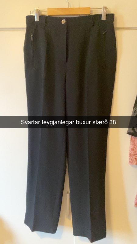 Svartar teygjanlegar buxur