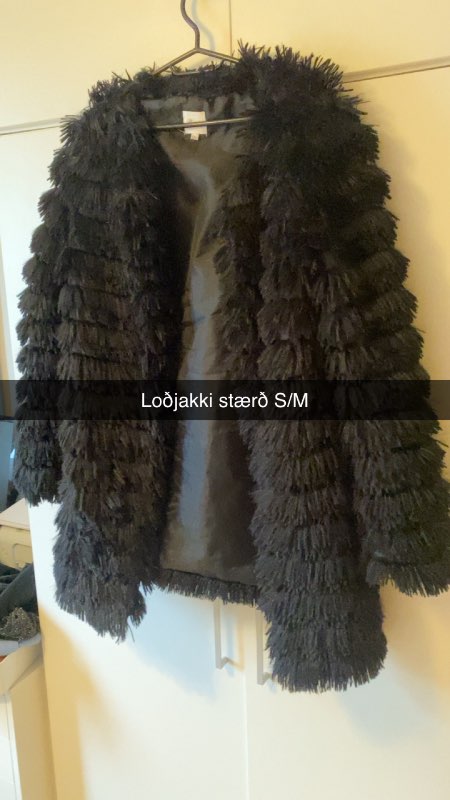 Svartur loðjakki