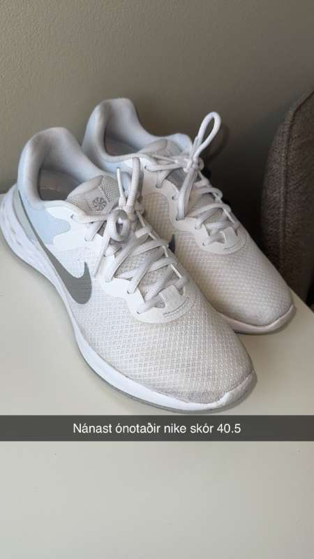 Nike skór nánast ónotaðir 40.5