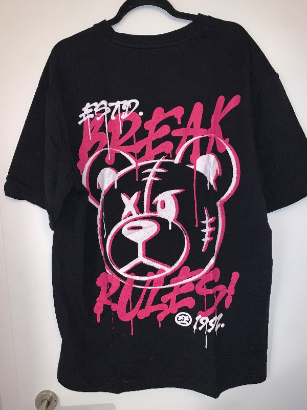 Svartur stuttermabolur m bleik