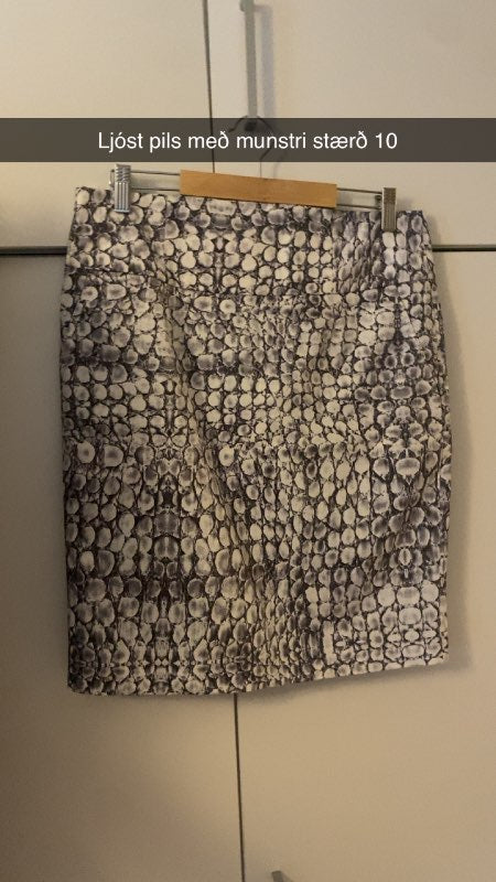 Ljóst pils með mynstri