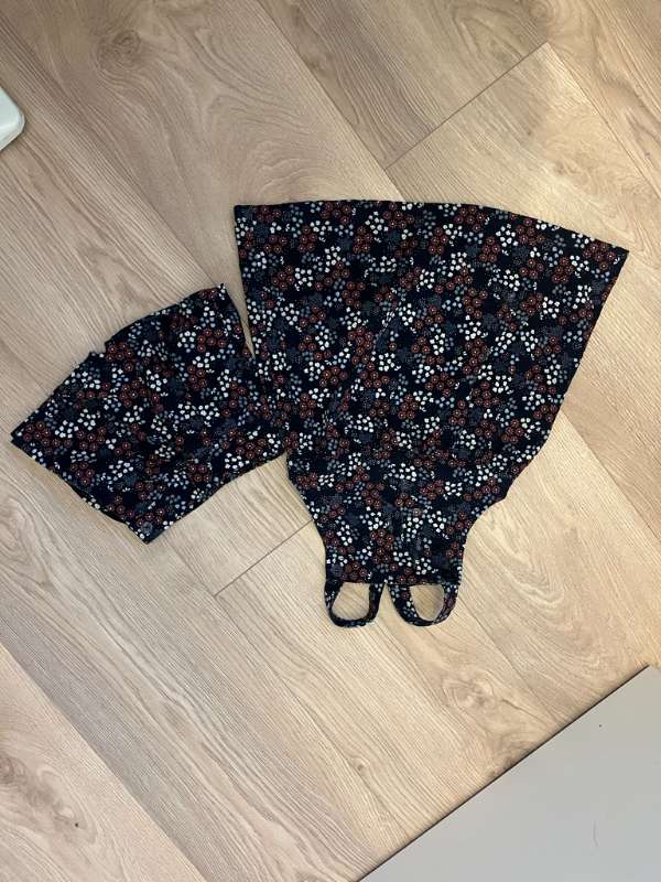 Benetton pils blátt m/blómum