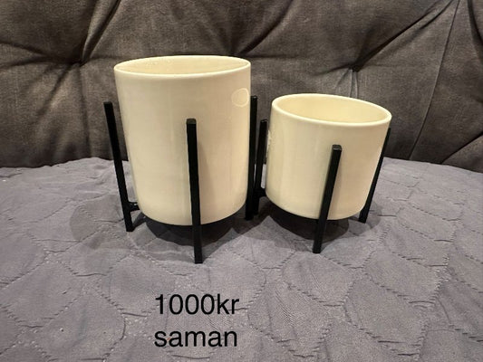 2 blóma pottar á standi nýjir