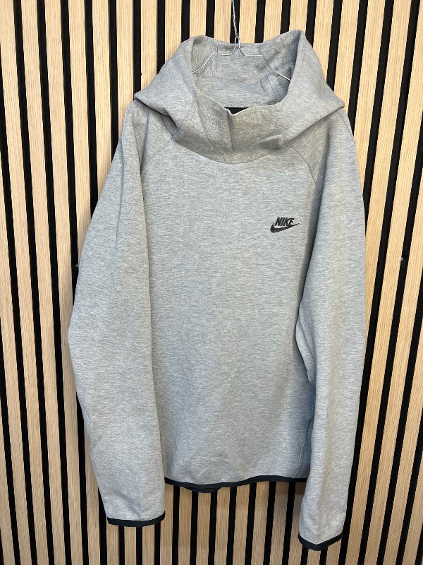 Niike hettupeysa grá