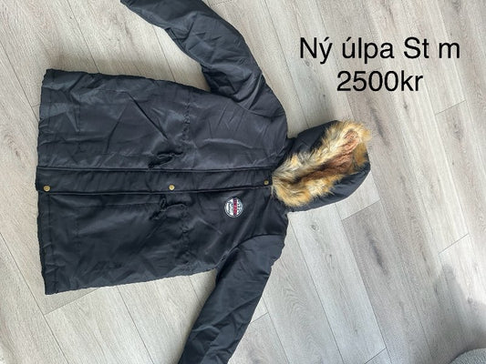 Ný svört úlpa með loði M