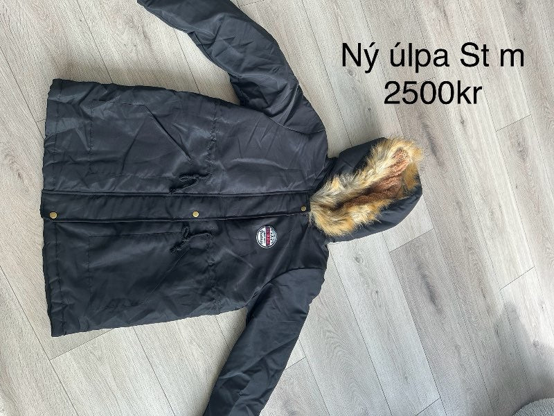 Ný svört úlpa með loði M