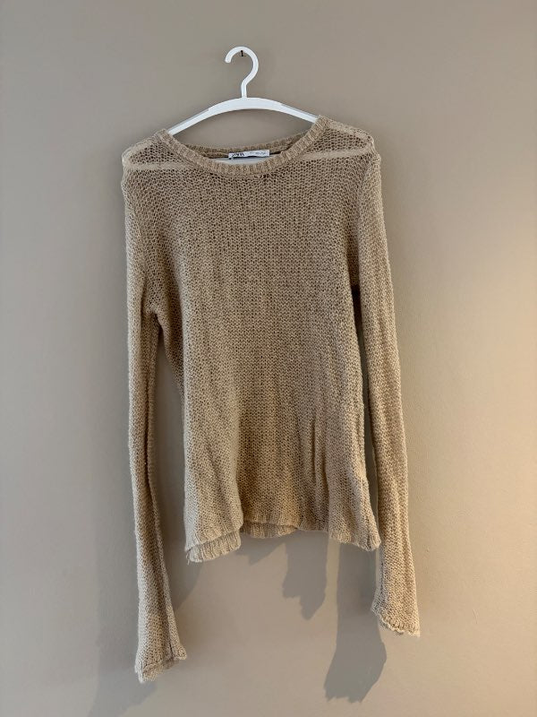 Beige prjónuð peysa