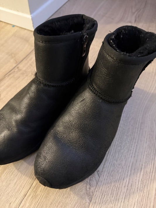 Black Uggs m