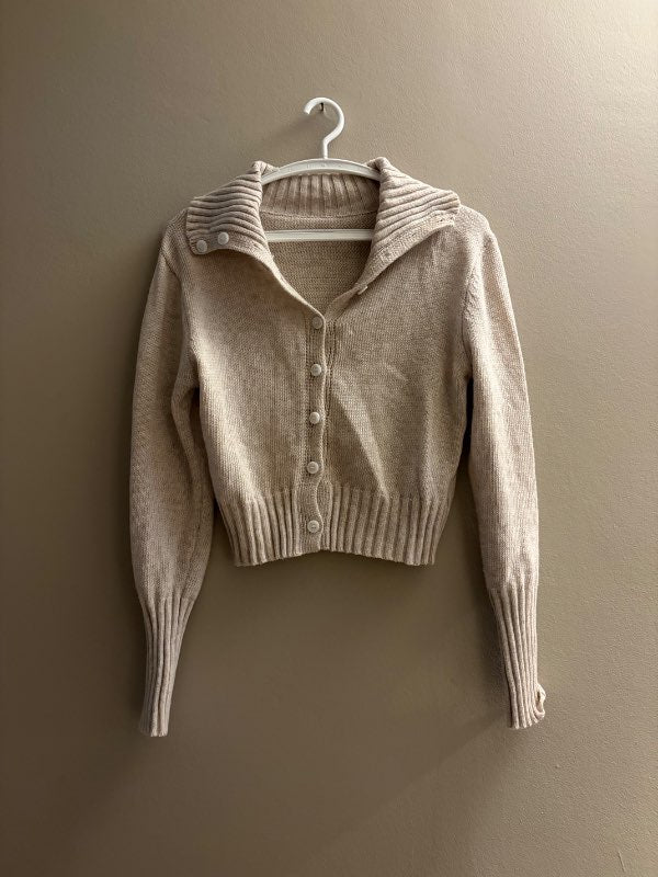 Peysa beige stutt