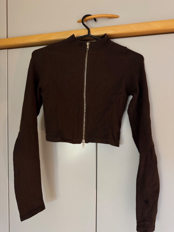 Peysa langerma brún m rennilás