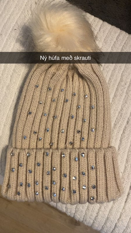 Ný húfa með skrauti