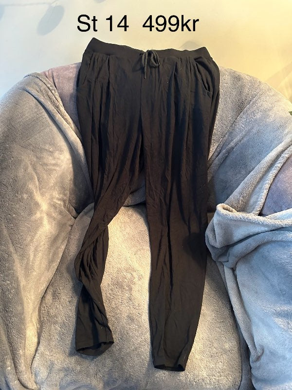 Svartar buxur vösum reimar L next